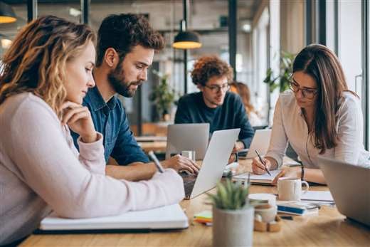 Equipe de redação em ambiente de trabalho